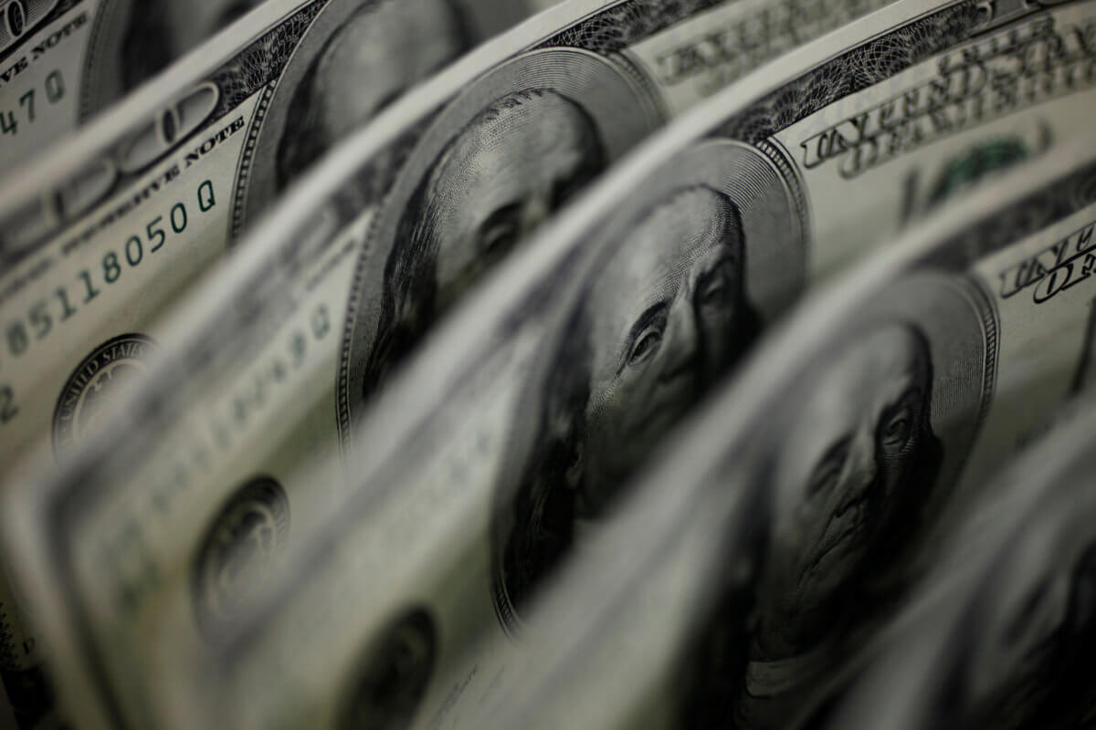 Dollar slips vs safe-haven yen, Swiss franc amid Iran sanctions