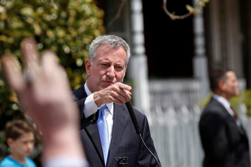 New York mayor strives to stay the course as probe queries persist