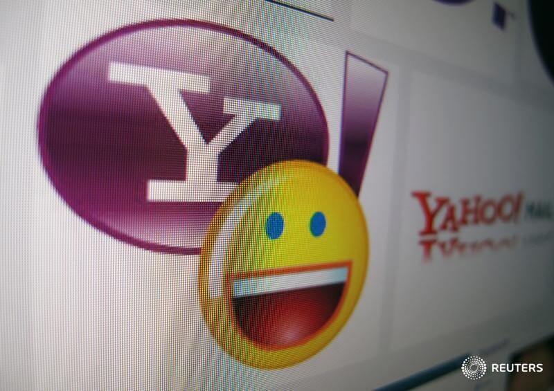 AT&T seeks to top Verizon as Yahoo reviews new bids: sources