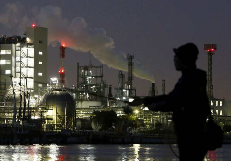Japan corporate sentiment worsens, capex plans revised up