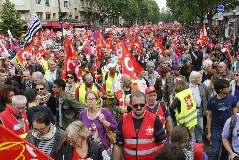 French protest union defies demo ban threat, says not to blame for violence