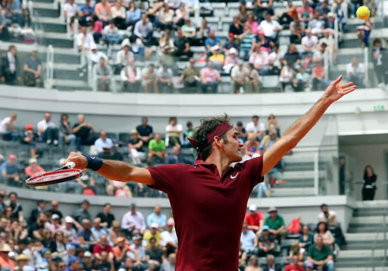 Federer races through to Halle quarters