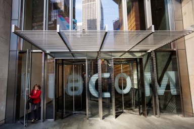 Viacom investors pay CEO’s legal bills in Redstone spat