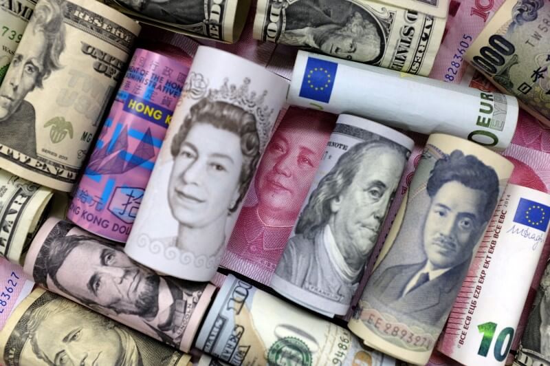 Sterling extends bounce on Bremain hopes, yen sags