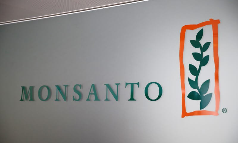 Monsanto, DuPont sign supply agreement for dicamba herbicide