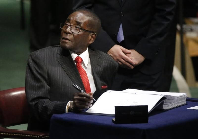 Zimbabwe’s Mugabe says pay delay is no reason for strike