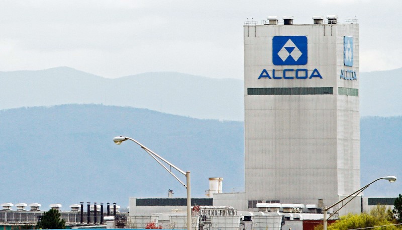 Low aluminum prices hurt Alcoa second-quarter profit