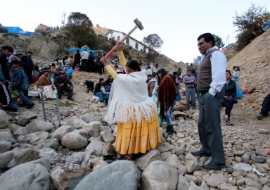 Thousands of Bolivian Catholics break rocks to change fortunes