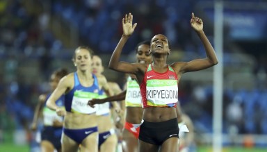 Kenyan Kipyegon in late charge for 1,500m gold