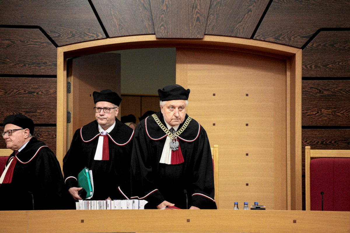 Polish prosecutors open investigation of head of top court