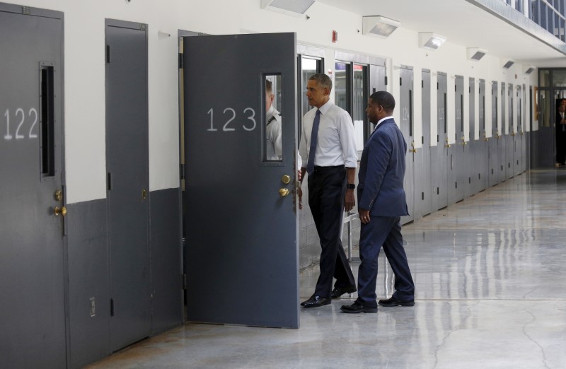 U.S. to phase out federal use of private prisons