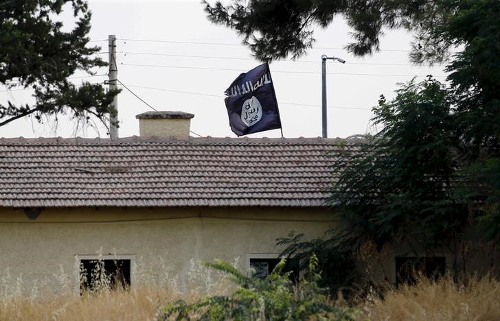 Syrian rebels prepare to attack Islamic State town from Turkey