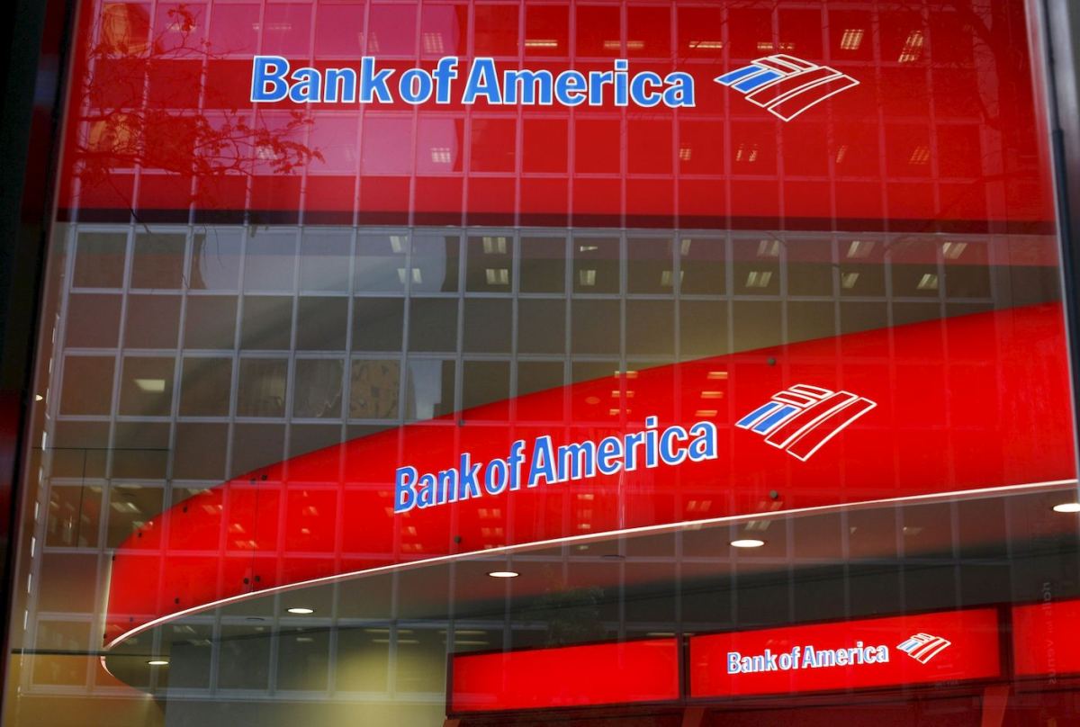 U.S. banks want to cut branches, but customers keep coming