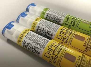 Mylan offers discounts on EpiPen amid wave of criticism