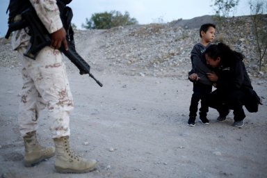 Reuters photo captures Guatemalan mother begging soldier to let her enter U.S.