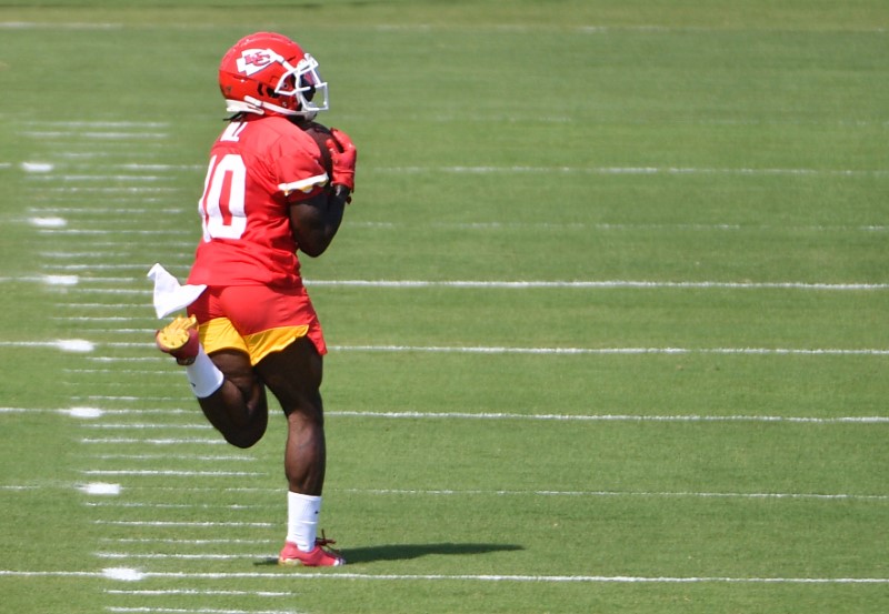 Chiefs WR Hill leaves practice, diagnosed with bruise