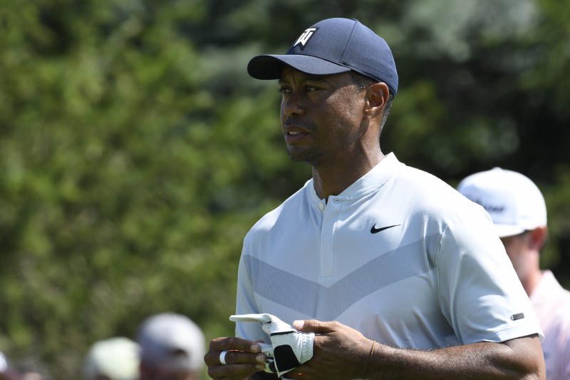 Woods withdraws from Northern Trust Open with stiff back