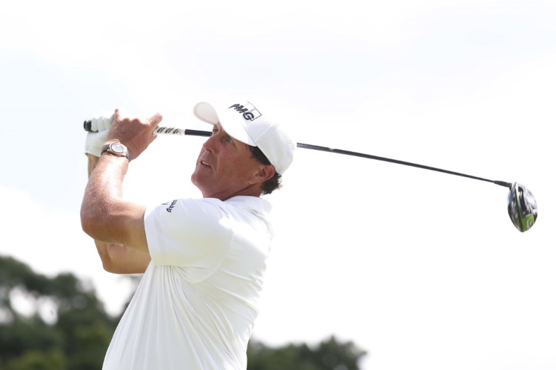 Mickelson rushes to make tee time after hotel fire