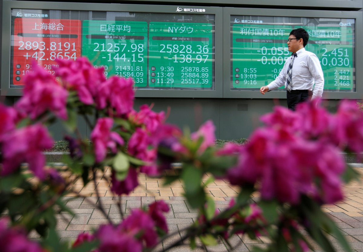 Asian stocks cautious ahead of Powell’s speech; yuan at fresh 11-1/2 year low