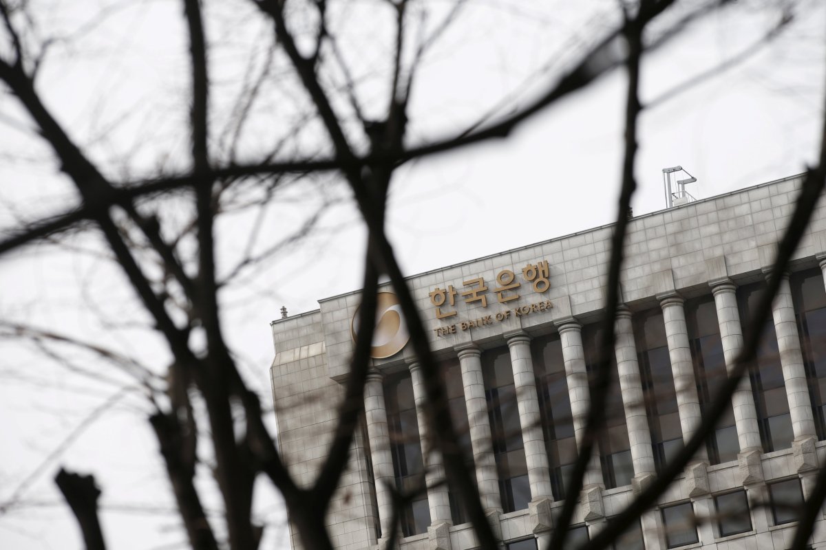 South Korea central bank frees more cheap funds for smaller firms