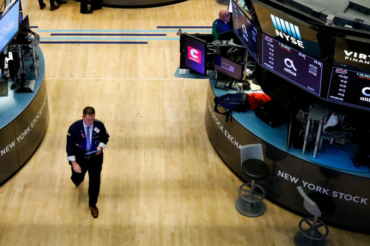 Wall Street opens lower on global growth fears