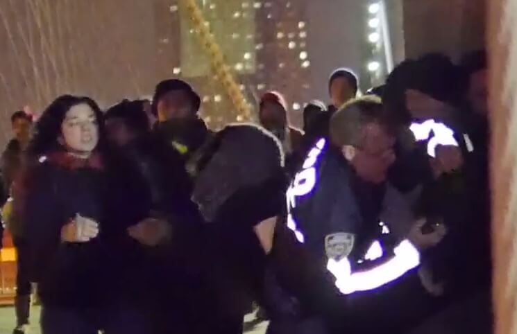 VIDEO: NYPD still seeks 6 suspects in Brooklyn Bridge cop attack