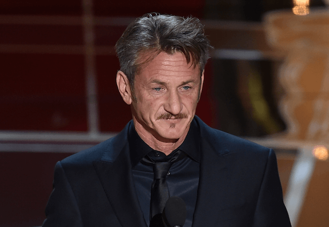 Oscars 2015: Sean Penn makes immigration joke, Internet is not pleased