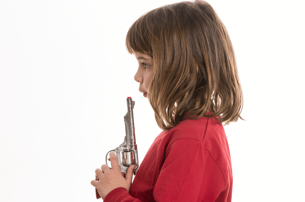 Man leaves 5-year-old granddaughter alone with gun in desert to fend for