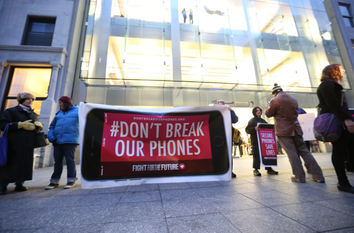 Protestors rally against FBI order at Boston Apple Store