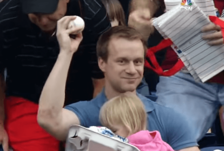Watch a Phillies fan make an amazing catch while holding his child and food