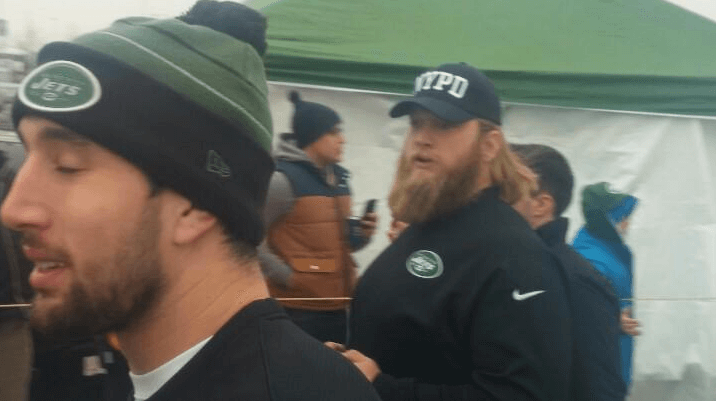 Jets center Nick Mangold shows support for police, wears NYPD hat prior to