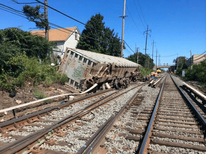 Derailed train leads to LIRR commuter mess