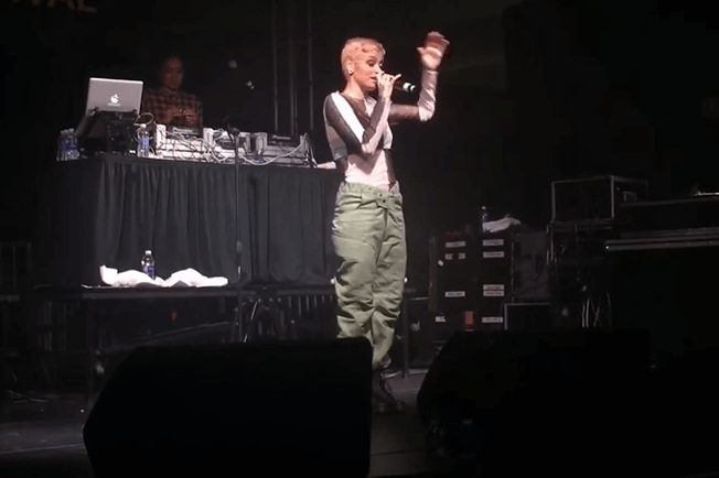 Fans chant ‘ Kyrie Irving ‘ at Kehlani on stage (YouTube video)