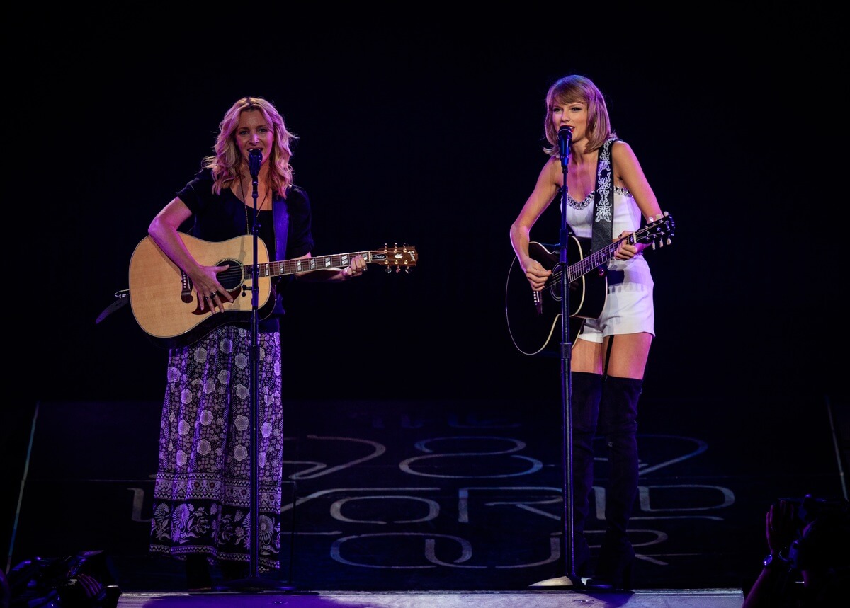 Lisa Kudrow joins Taylor Swift to perform ‘Smelly Cat’ during 1989 Tour