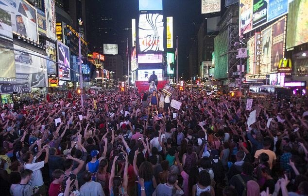 Stop Iran rally gathers crowd in Times Square