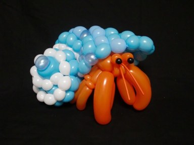 Japanese artists makes life-like creatures with balloons