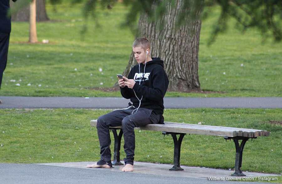 Justin Bieber spotted strolling barefoot in Boston
