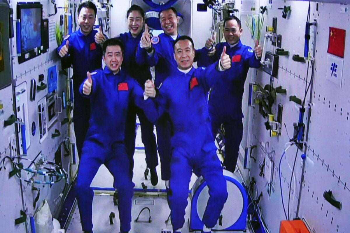 Chinese spaceship with 3 aboard docks with space station – Metro US