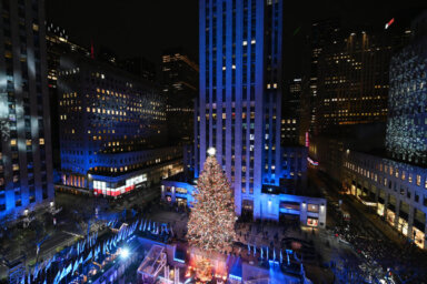 2021-Rockefeller-Center-Christmas-Tree-Lighting-3-Courtesy-of-Diane-Bondareff-AP-Images-for-Tishman-Speyer-1200×799-1