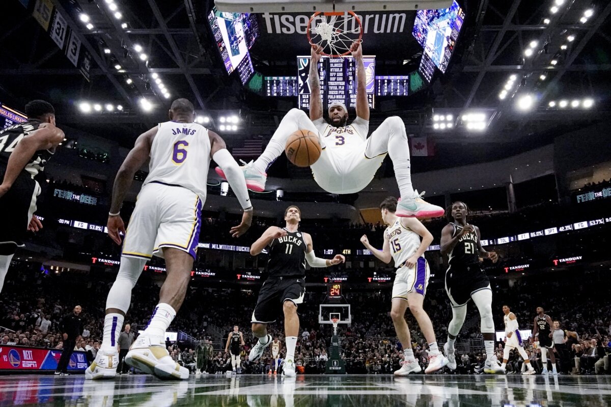 Lakers Bucks Basketball