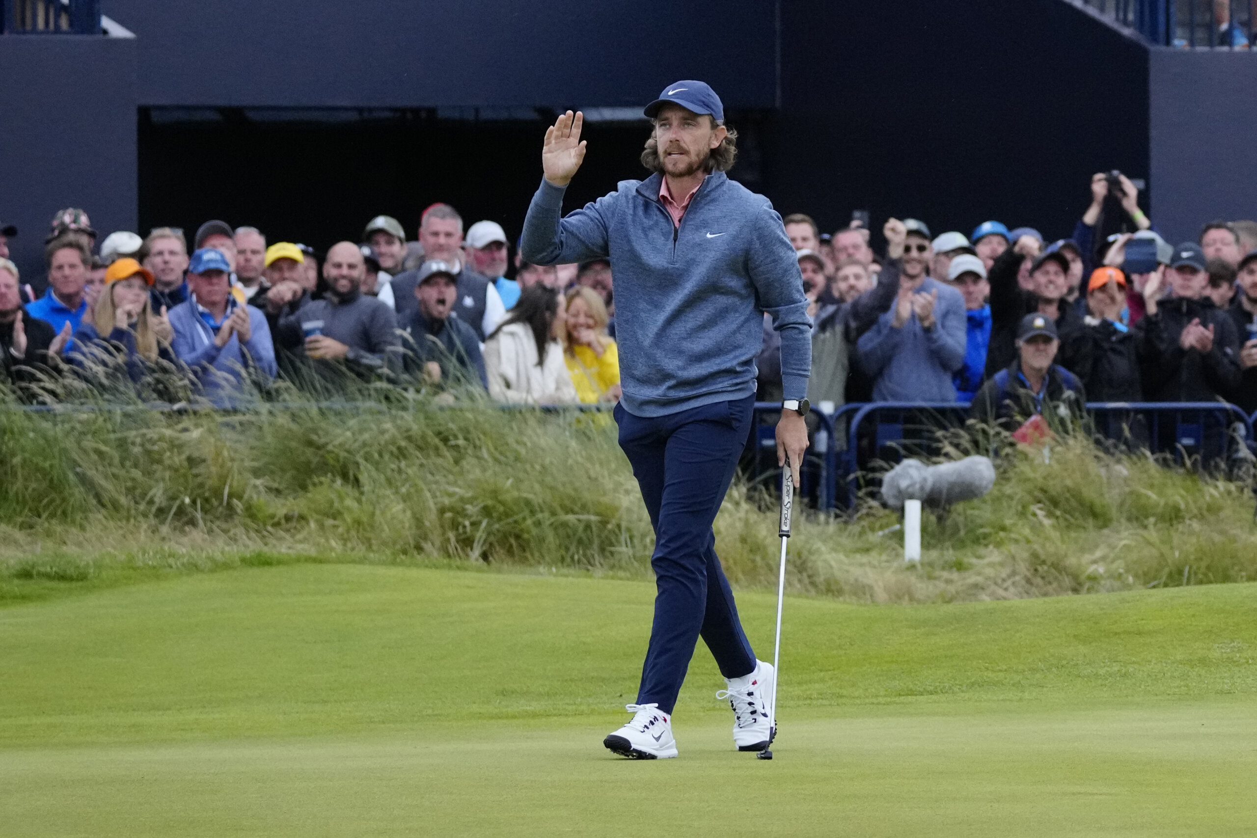 Live updates Fleetwood gets into final group 5 shots back at British Open  pic