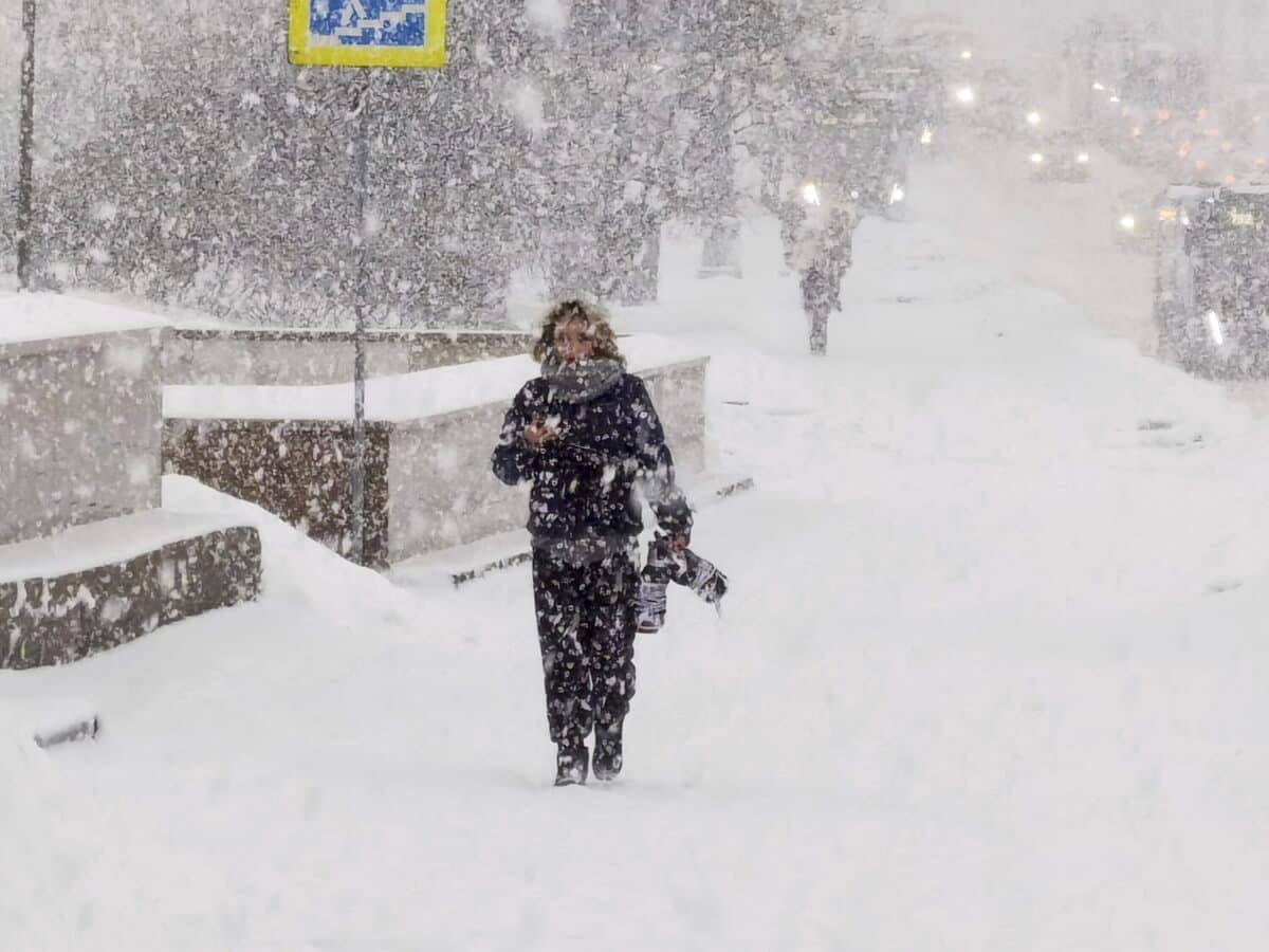 Heavy snowfall hits Moscow as Russian media report disruption on roads ...