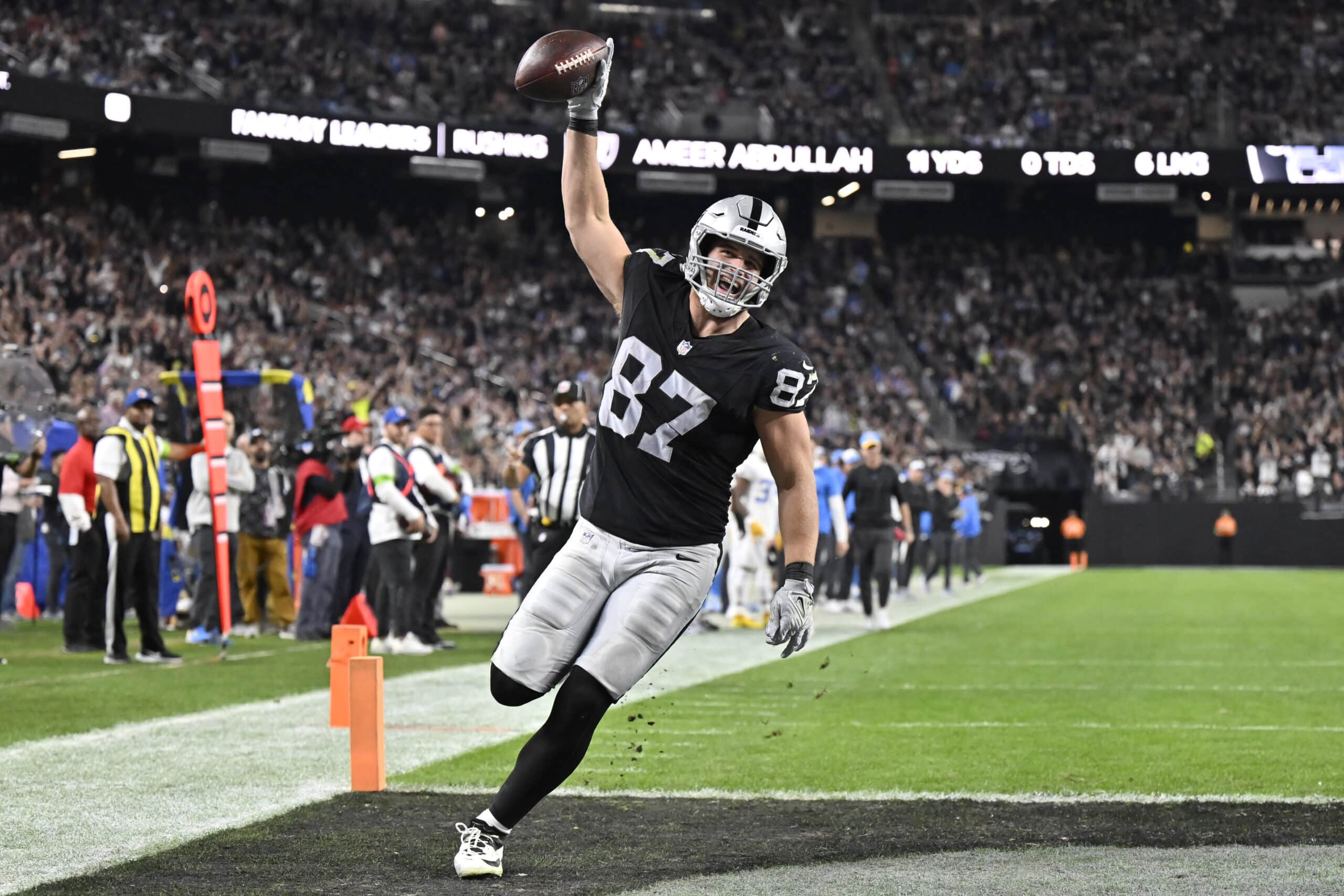 Raiders score team-record 63 points in blowout of Chargers