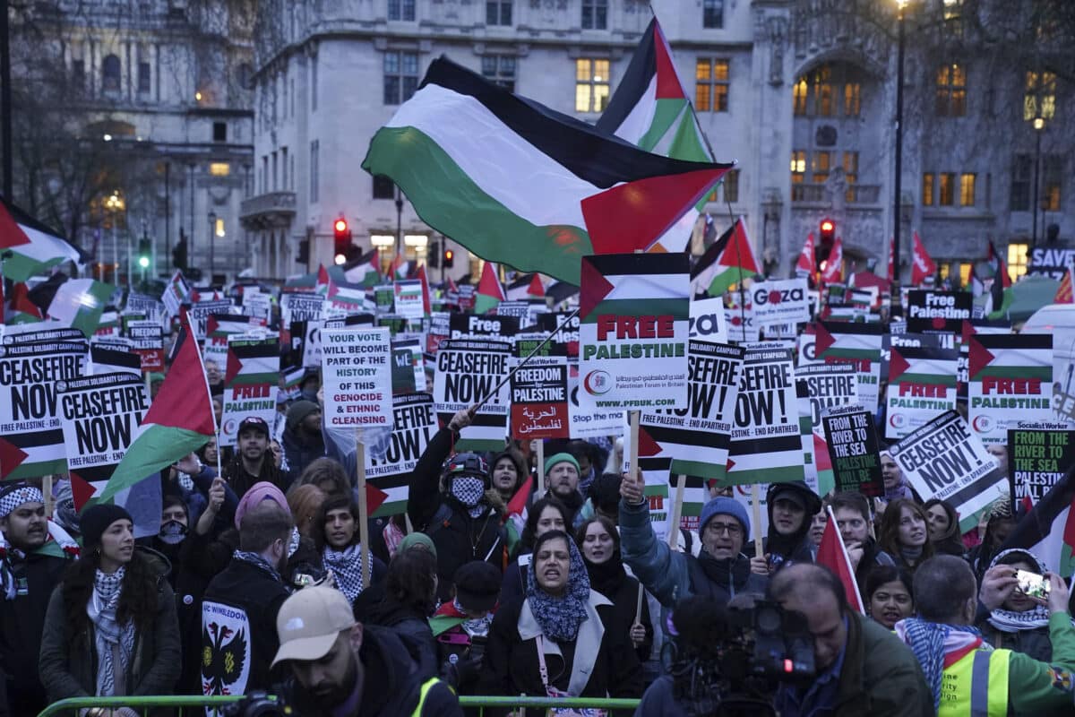 An attempt by UK lawmakers to vote on a cease-fire in Gaza descended into chaos – Metro US