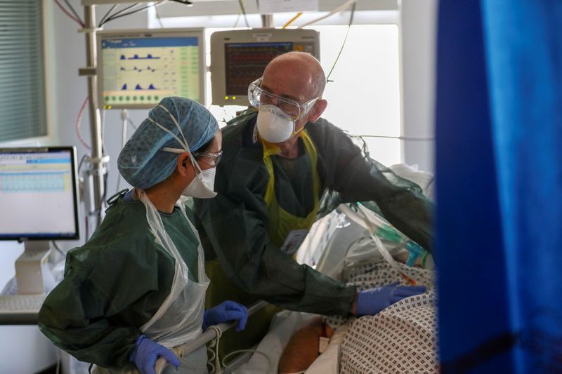 Doctors treat a patient suffering from the coronavirus disease (COVID-19)