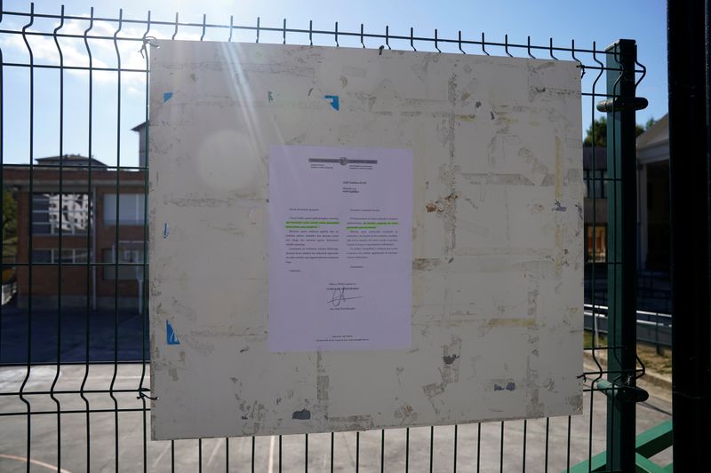 A notice from the Basque regional government is pinned to