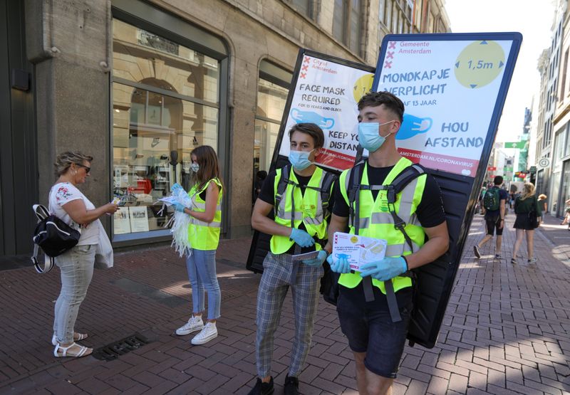 Amsterdam begins an “experiment” with mandatory face masks in the
