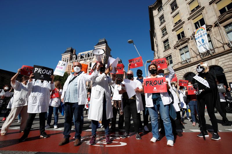 Catalan primary health doctors protest on the first day of