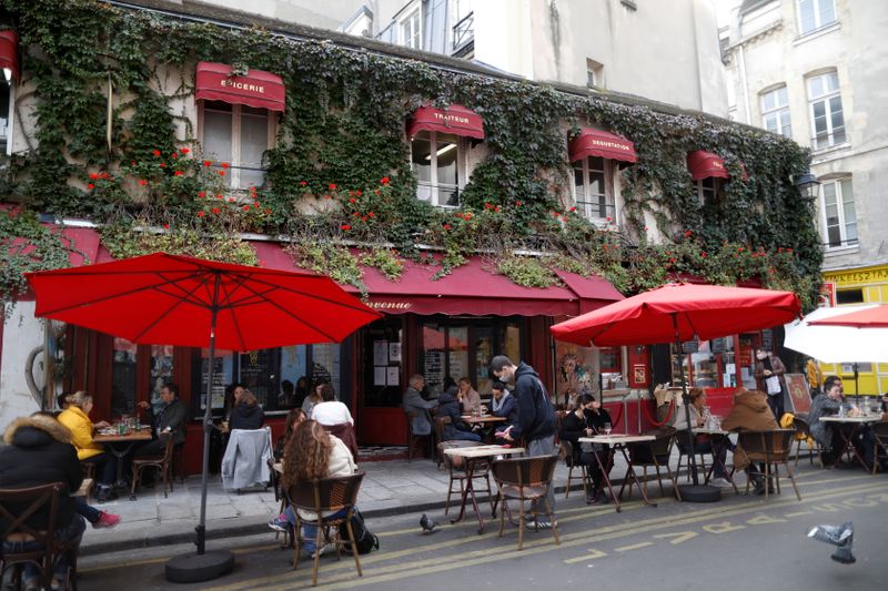Paris restaurants owners speak about the nightly curfew