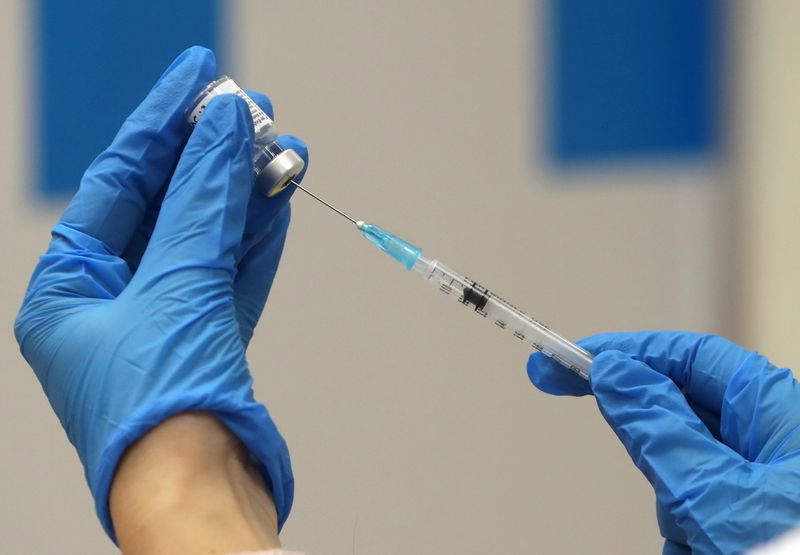 Israelis over 60 start getting vaccinated against COVID-19
